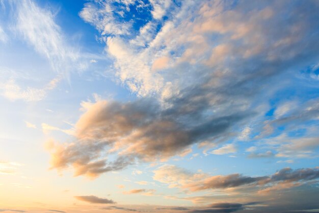 cielo drammatico colorato con nuvole al tramonto