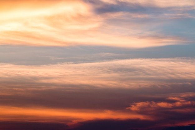 cielo drammatico colorato con nuvole al tramonto