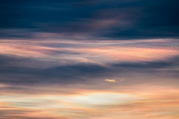 cielo drammatico colorato con nuvole al tramonto