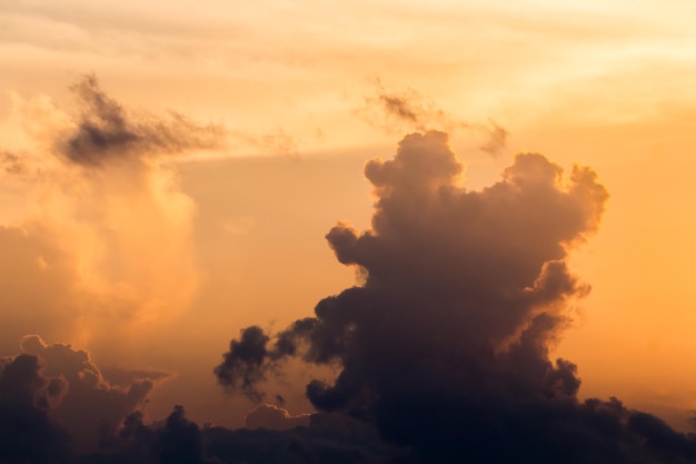 cielo drammatico colorato con nuvole al tramonto