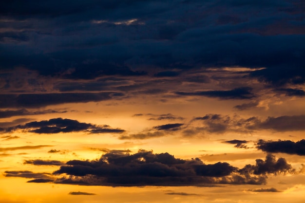 cielo drammatico colorato con nuvole al tramonto