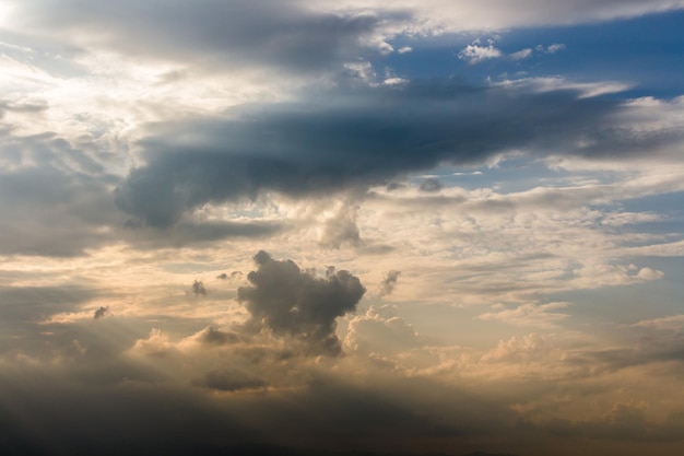 cielo drammatico colorato con nuvole al tramonto