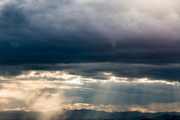 cielo drammatico colorato con nuvole al tramonto