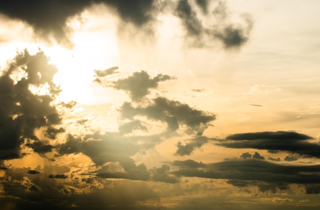 cielo drammatico colorato con nuvole al tramonto