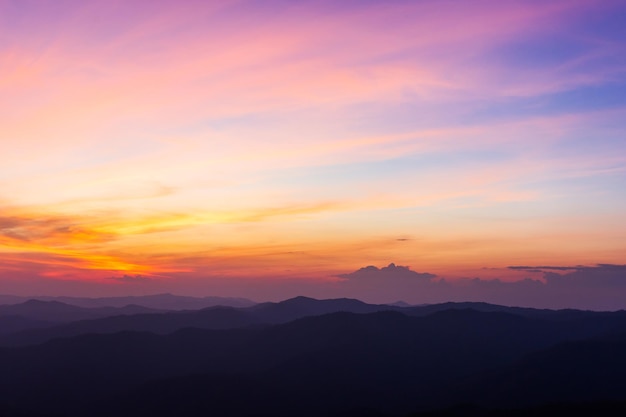 cielo drammatico colorato con nuvole al tramonto