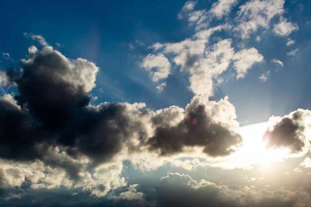 cielo drammatico colorato con nuvole al tramonto