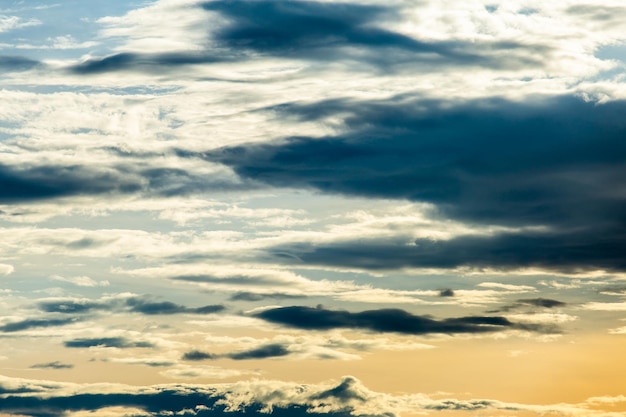 cielo drammatico colorato con nuvole al tramonto