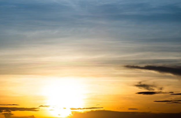 cielo drammatico colorato con nuvole al tramonto