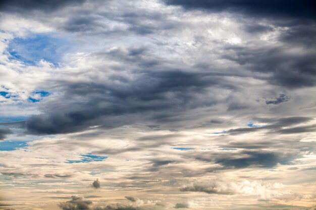 cielo drammatico colorato con nuvole al tramonto