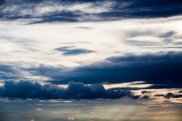 cielo drammatico colorato con nuvole al tramonto