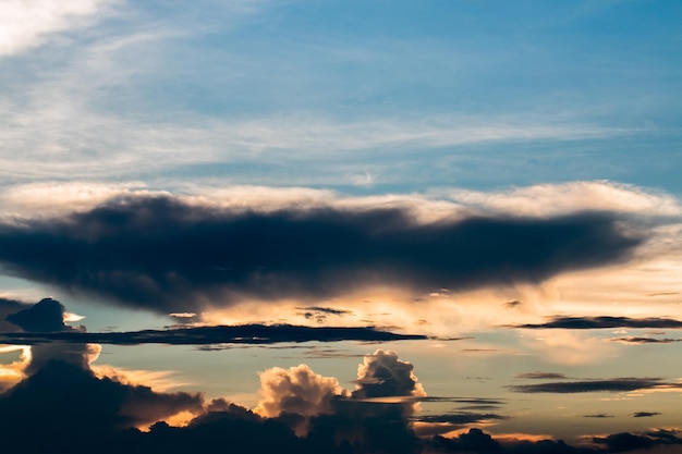 cielo drammatico colorato con nuvole al tramonto