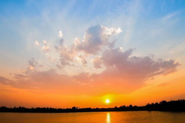 cielo drammatico colorato con nuvole al tramonto