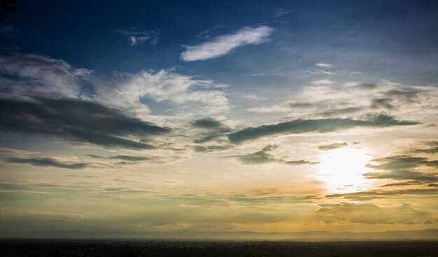 cielo drammatico colorato con nuvole al tramonto