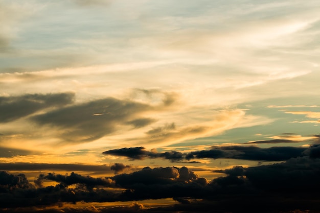 cielo drammatico colorato con nuvole al tramonto