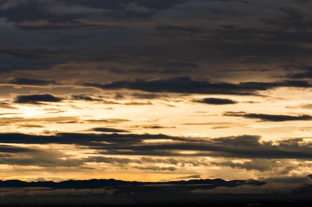 cielo drammatico colorato con nuvole al tramonto