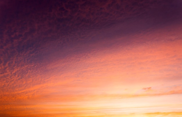 Cielo drammatico colorato con nuvole al tramontobellissimo cielo con sfondo di nuvole