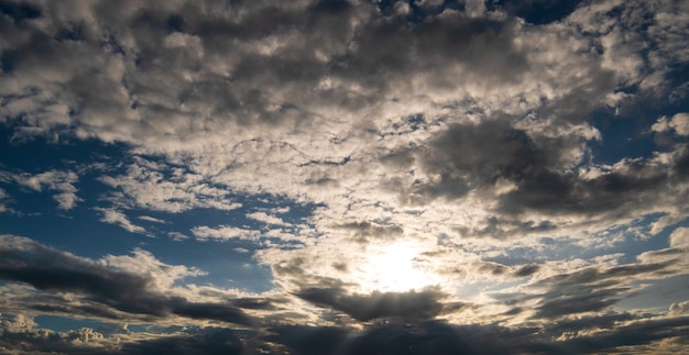 Cielo drammatico colorato con nuvole al tramontobellissimo cielo con sfondo nuvole xA