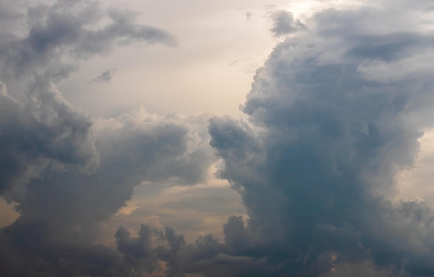 Cielo drammatico colorato con nuvole al tramontoxa