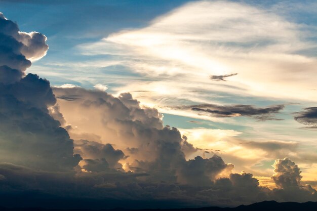 Cielo drammatico colorato con nuvole al tramontoxa