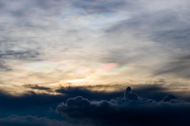 Cielo drammatico colorato con nuvole al tramontoxa