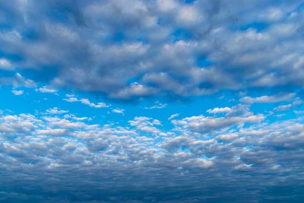 Cielo drammatico colorato con nuvole scure