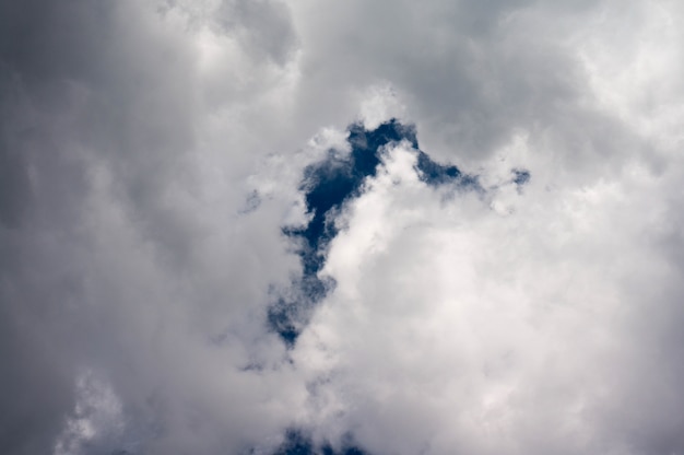 cielo drammatico con nubi nuvolose nuvole di nuvole prima di pioggia.