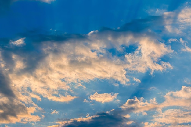 Cielo drammatico con nuvole di piume I raggi del sole brillano attraverso le nuvole