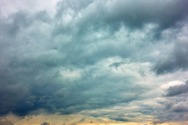 Cielo drammatico con nuvole pesanti grigie,