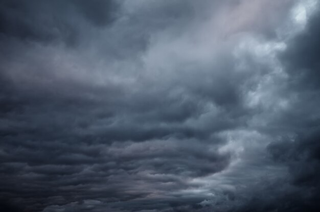 Cielo drammatico con nuvole scure