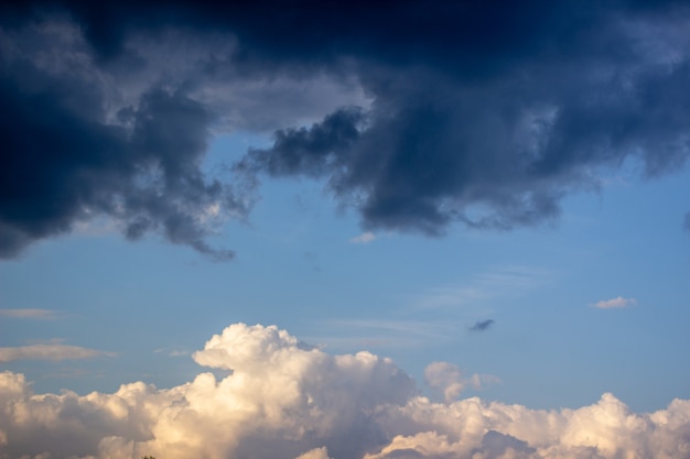 Cielo drammatico con nuvole temporalesche. Cielo azzurro e nuvole 1