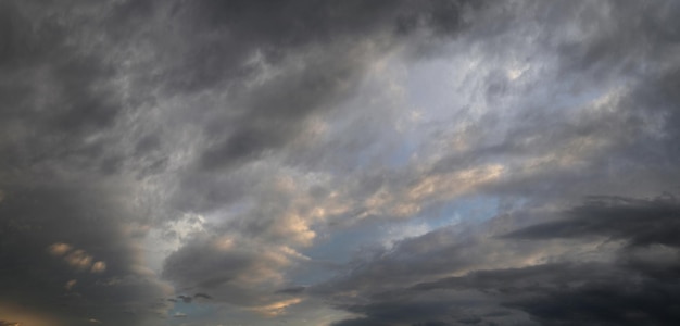 Cielo drammatico con nuvole temporalesche meteorologyx9