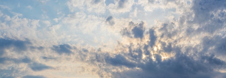 Foto cielo drammatico con piccole nuvole scure al tramonto, panorama