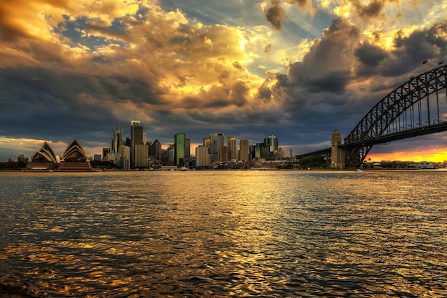 Cielo drammatico del tramonto sopra Sydney