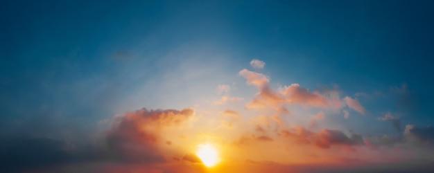 Cielo drammatico di tramonto con le nuvole. Sfondo naturale.