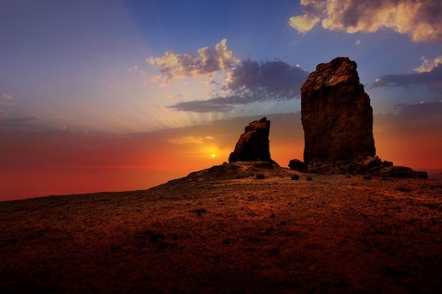 Cielo drammatico di tramonto di Gran Canaria roque nublo