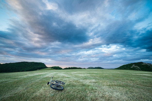 Cielo drammatico di tramonto sopra il prato nella regione Marche, Italy