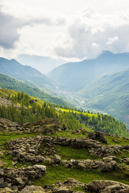 Cielo drammatico nella valle alpina