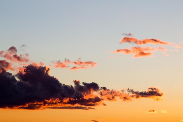 Cielo drammatico, nuvole al tramonto, sfondo minimo. Paesaggio del cielo