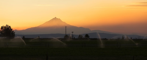 Cielo drammatico nuvole tramonto serale Mount Jefferson Central Oregon