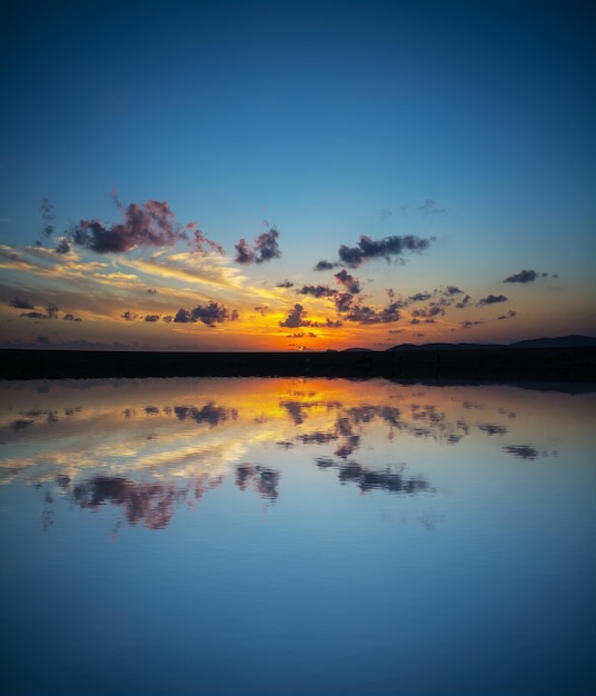 Cielo drammatico riflesso nell'acqua al tramonto