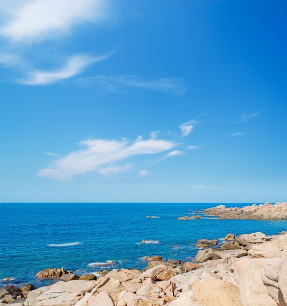 Cielo drammatico sopra la costa rocciosa della Sardegna