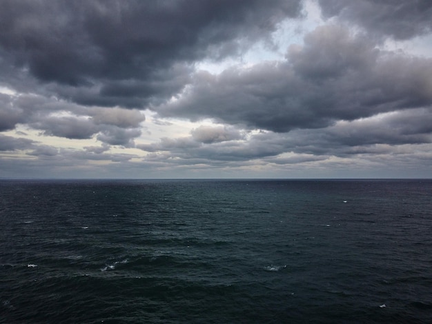 Cielo drammatico sopra la vista aerea tempestosa del mare scuro