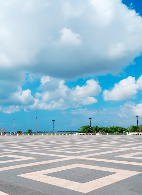 Cielo drammatico su un pavimento geometrico