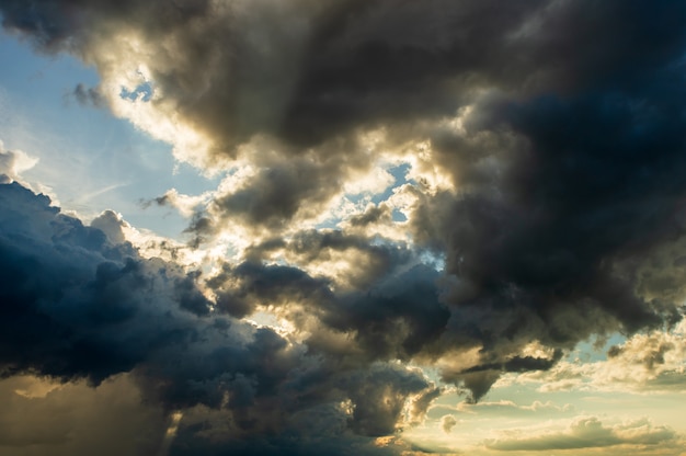 Cielo drammatico tempestoso con nuvole al tramonto