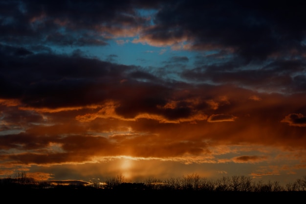 Cielo drammatico tramonto e alba. Bellissimo tramonto infuocato arancione e viola