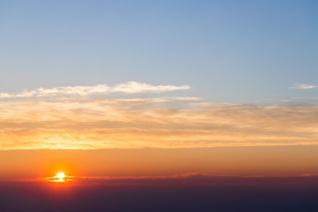 Cielo drammatico variopinto con la nuvola al sunsetxA sul fiume