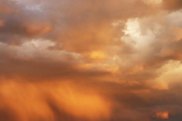 Cielo drammatico verso il tramonto Sfondo del cielo