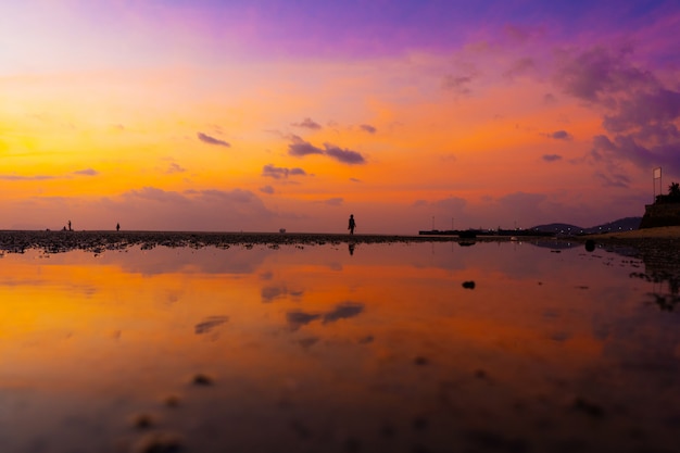 cielo durante il tramonto su una spiaggia tropicale