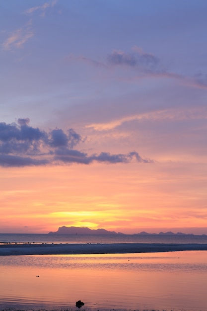 Cielo e lago tropicali panoramici di tramonto