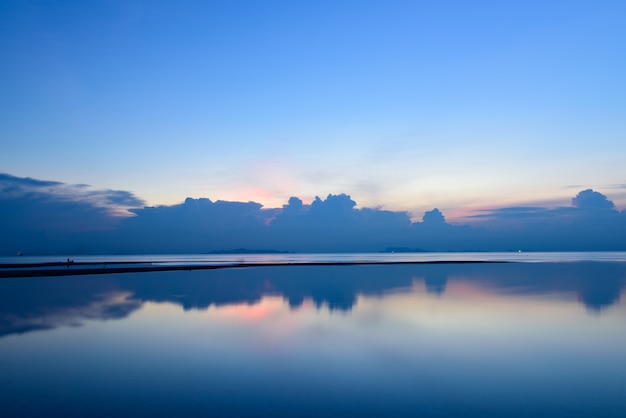 Cielo e mare tropicali drammatici panoramici di tramonto al crepuscolo, esposizione lunga